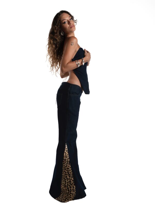 Pantalón campana animal print - Imagen 4
